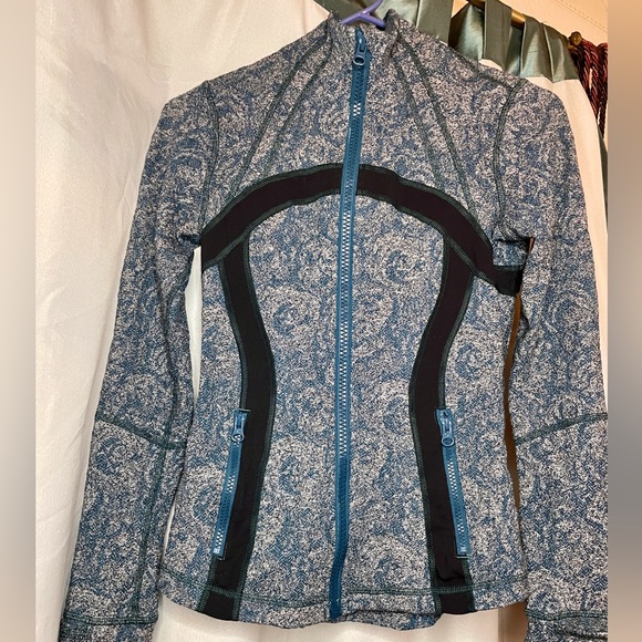 Lululemon Define Jacket *Brushed
Rose Herringbone Alberta Lake (teal) & black - Picture 4 of 8